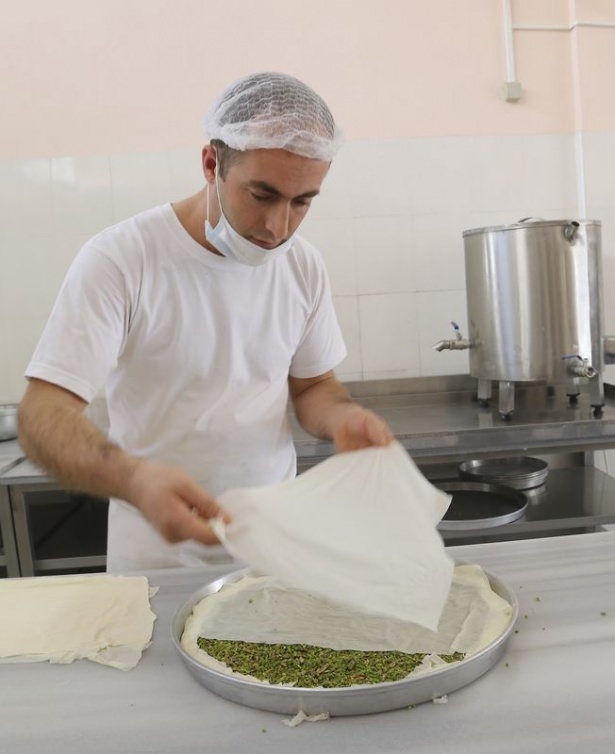 Gaziantepli ustalar baklavaları böyle hazırlıyor! 14