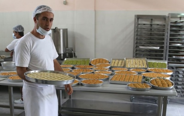 Gaziantepli ustalar baklavaları böyle hazırlıyor! 15