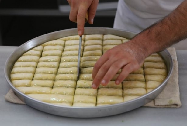 Gaziantepli ustalar baklavaları böyle hazırlıyor! 19