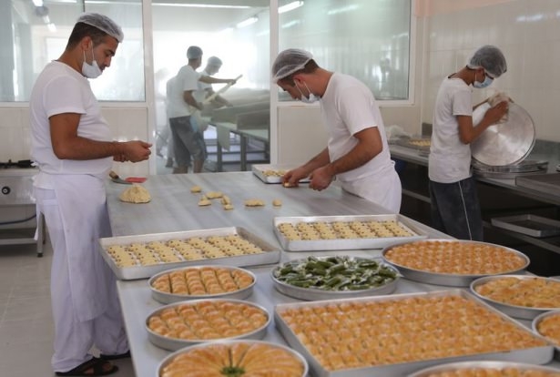 Gaziantepli ustalar baklavaları böyle hazırlıyor! 21