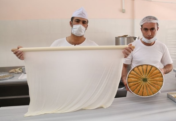 Gaziantepli ustalar baklavaları böyle hazırlıyor! 22