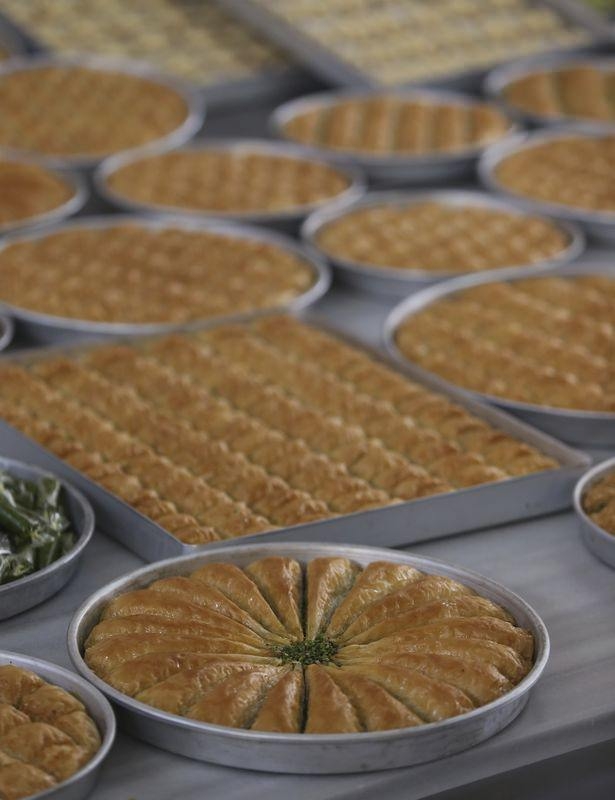 Gaziantepli ustalar baklavaları böyle hazırlıyor! 23