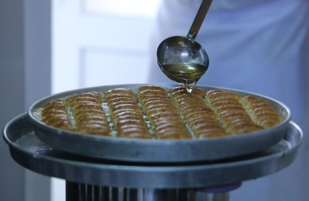 Gaziantepli ustalar baklavaları böyle hazırlıyor! 25