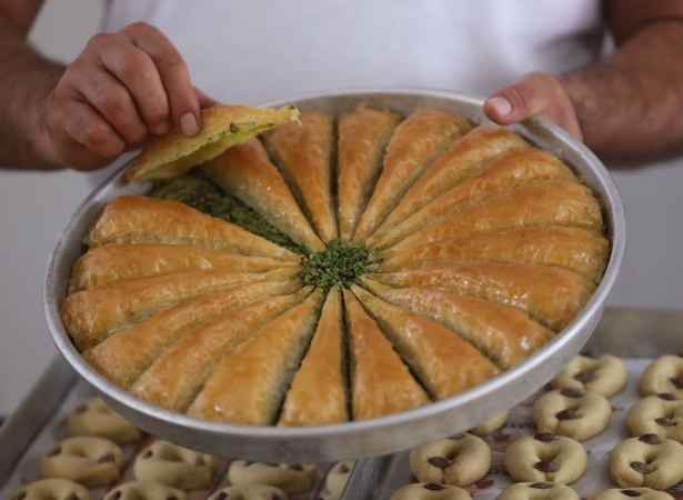 Gaziantepli ustalar baklavaları böyle hazırlıyor! 28