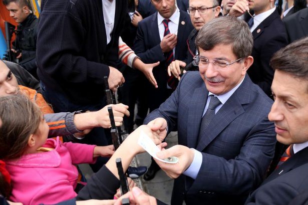 Başbakan Davutoğlu çocuklara harçlık dağıttı 2