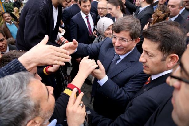 Başbakan Davutoğlu çocuklara harçlık dağıttı 4