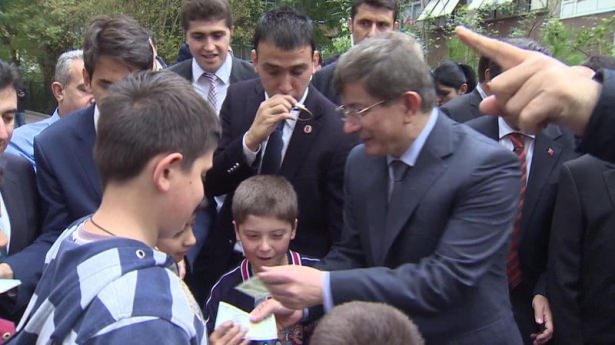 Başbakan Davutoğlu çocuklara harçlık dağıttı 7