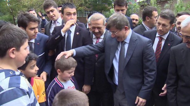 Başbakan Davutoğlu çocuklara harçlık dağıttı 9