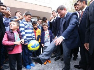 Başbakan Davutoğlu çocuklara harçlık dağıttı