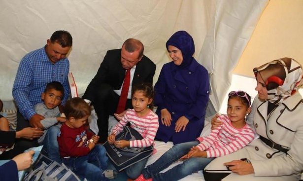 Erdoğan çadırkentte Suriyelileri ziyaret etti 1
