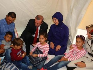 Erdoğan çadırkentte Suriyelileri ziyaret etti