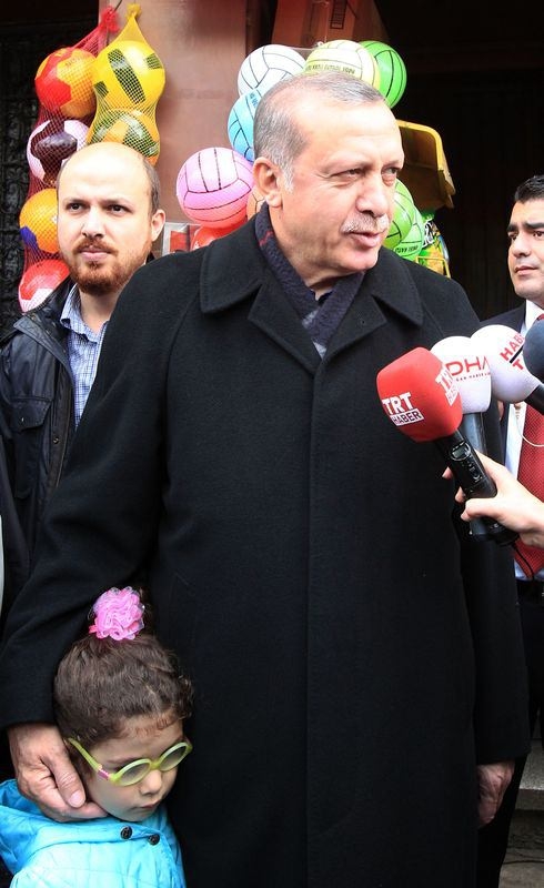 Erdoğan, oğlu ve torunuyla market alışverişinde 1