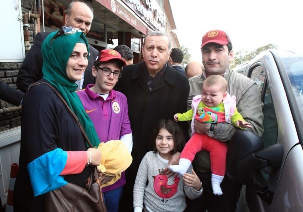 Erdoğan, oğlu ve torunuyla market alışverişinde 11