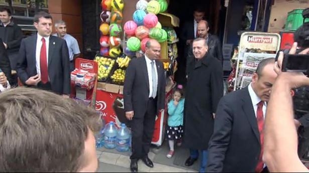 Erdoğan, oğlu ve torunuyla market alışverişinde 14