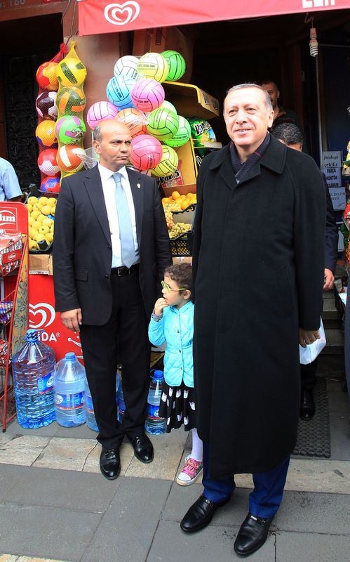 Erdoğan, oğlu ve torunuyla market alışverişinde 3
