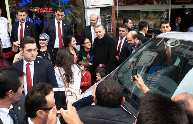 Erdoğan, oğlu ve torunuyla market alışverişinde 5