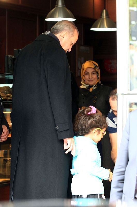 Erdoğan, oğlu ve torunuyla market alışverişinde 8