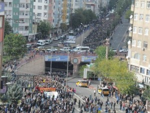 Diyarbakır'da 'sakin' Kobani yürüyüşü