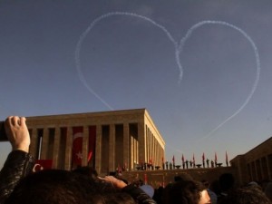 Türk Yıldızları Ata'yı kalple andı