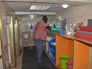 Profesör, asgari ücretle tuvalet temizliyor