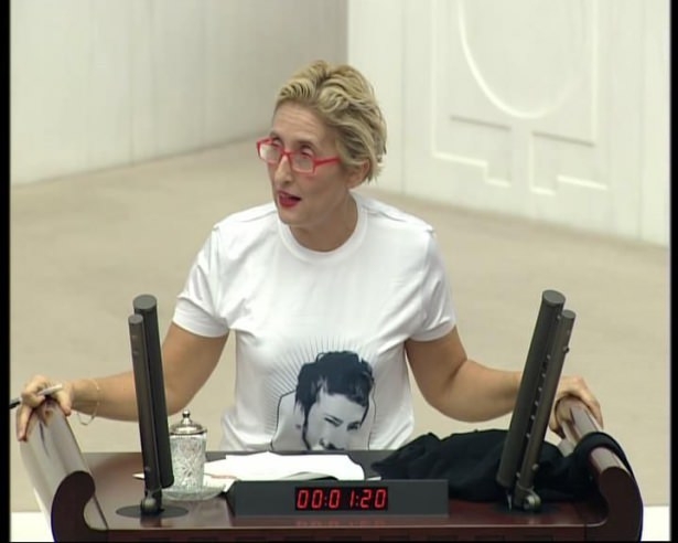 CHP'li vekil kürsüde soyundu 1