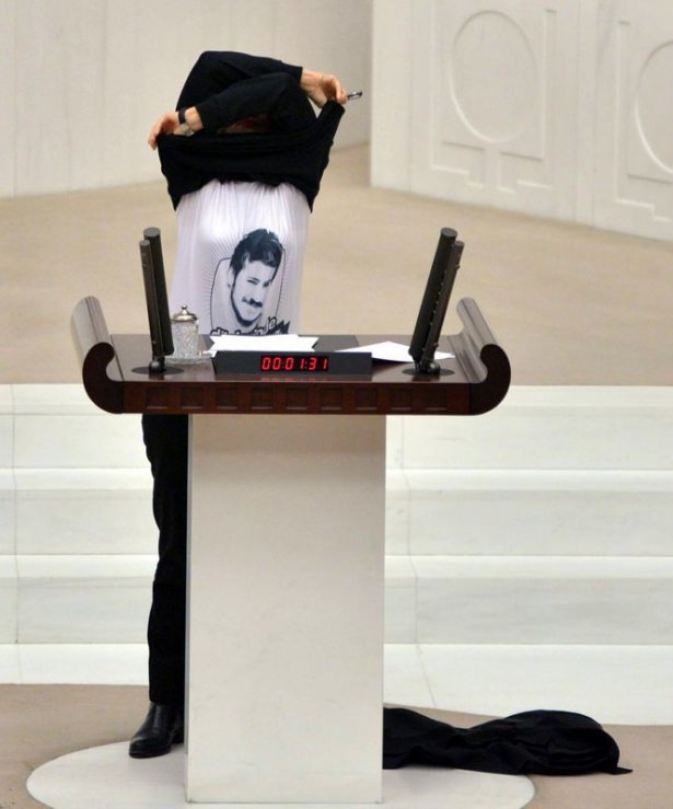 CHP'li vekil kürsüde soyundu 10