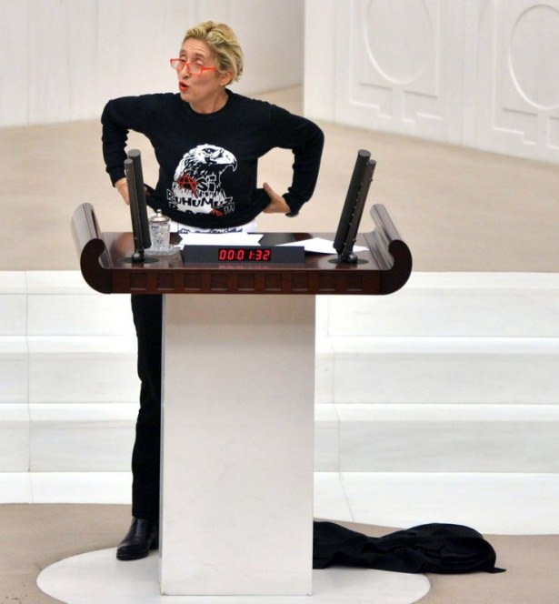 CHP'li vekil kürsüde soyundu 11