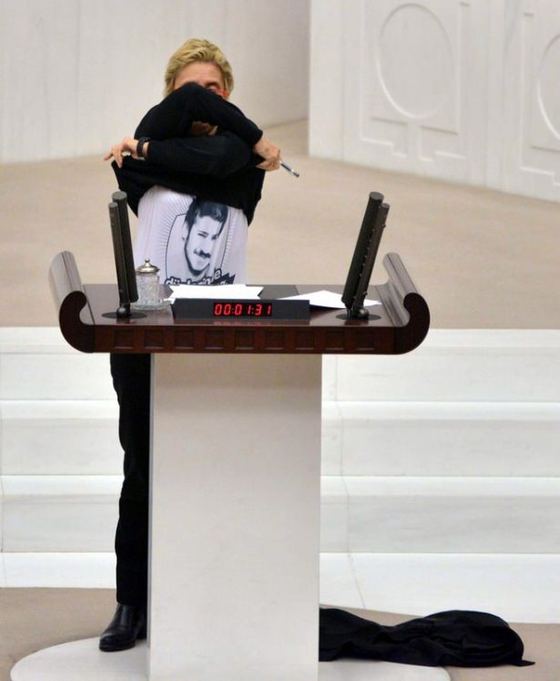 CHP'li vekil kürsüde soyundu 12