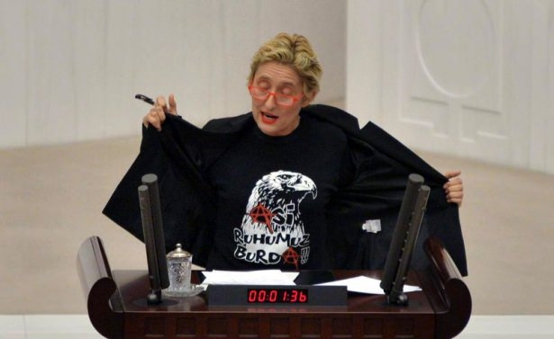 CHP'li vekil kürsüde soyundu 13