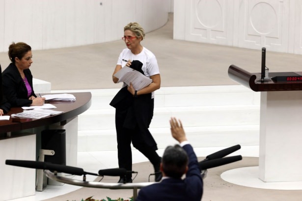 CHP'li vekil kürsüde soyundu 14