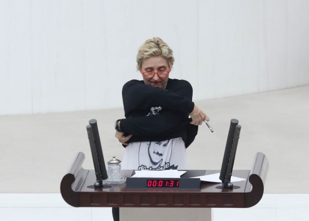 CHP'li vekil kürsüde soyundu 15