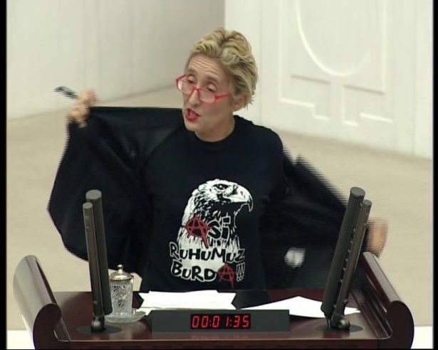 CHP'li vekil kürsüde soyundu 2