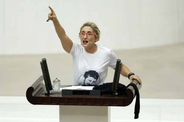 CHP'li vekil kürsüde soyundu 3