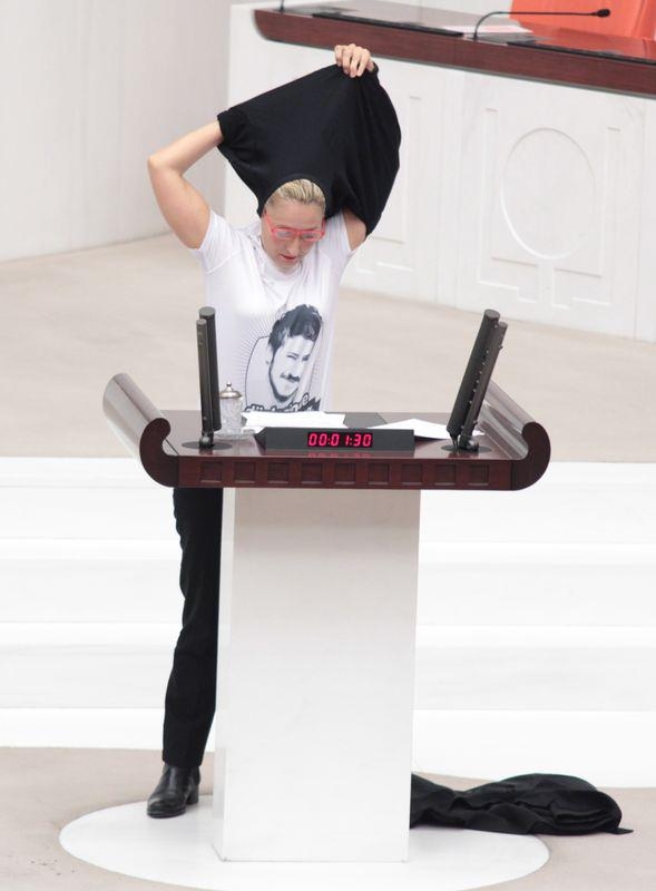 CHP'li vekil kürsüde soyundu 4