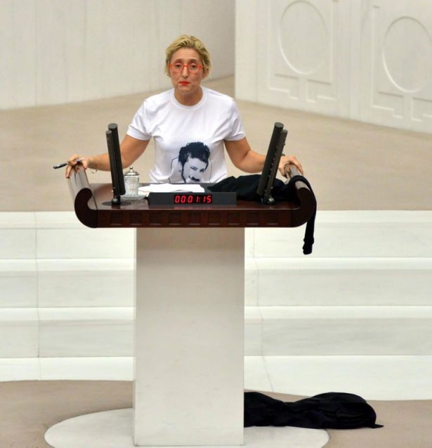 CHP'li vekil kürsüde soyundu 5