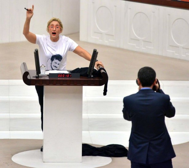 CHP'li vekil kürsüde soyundu 6