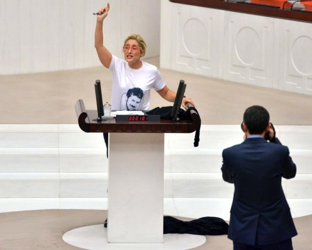 CHP'li vekil kürsüde soyundu 7