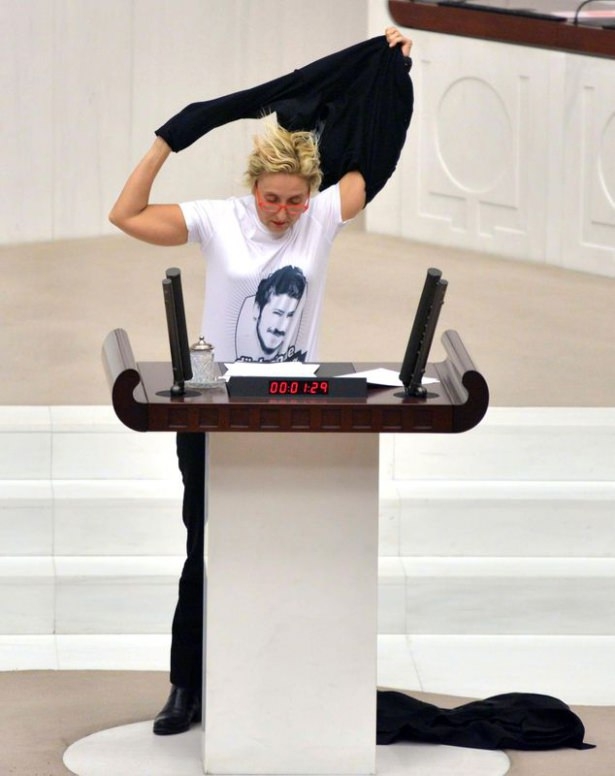 CHP'li vekil kürsüde soyundu 8