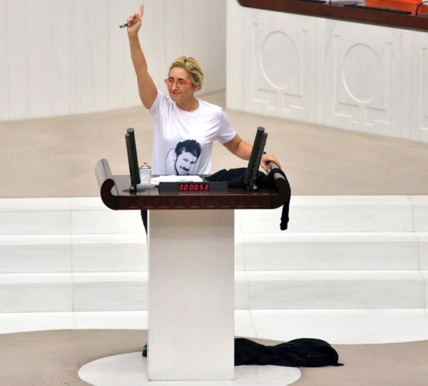 CHP'li vekil kürsüde soyundu 9