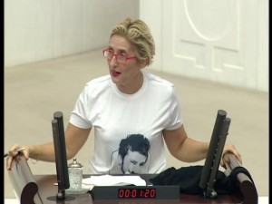 CHP'li vekil kürsüde soyundu