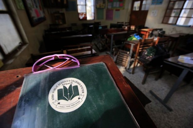 Pakistan'da kana bulanmış sınıflar! 12