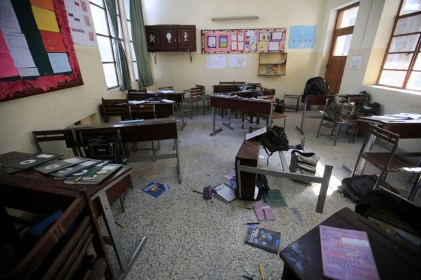 Pakistan'da kana bulanmış sınıflar! 16