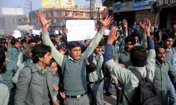 Pakistan'da kana bulanmış sınıflar! 17