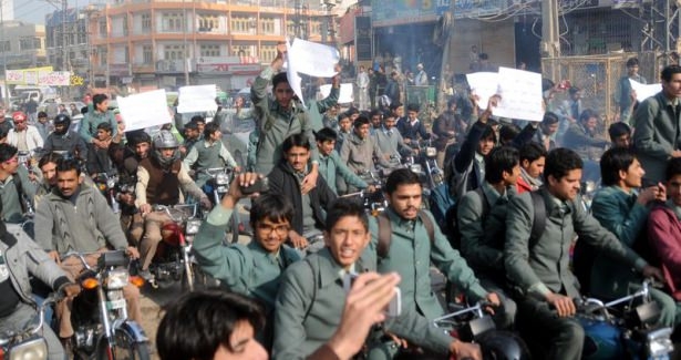 Pakistan'da kana bulanmış sınıflar! 18