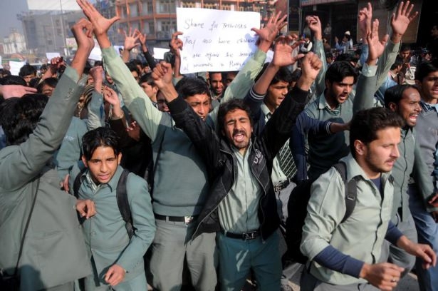 Pakistan'da kana bulanmış sınıflar! 19