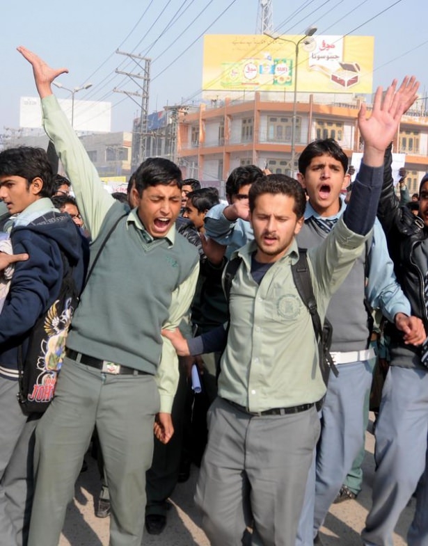 Pakistan'da kana bulanmış sınıflar! 20