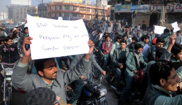 Pakistan'da kana bulanmış sınıflar! 21