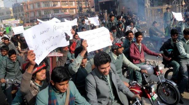 Pakistan'da kana bulanmış sınıflar! 22