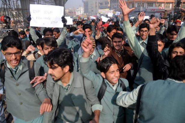 Pakistan'da kana bulanmış sınıflar! 23