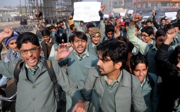Pakistan'da kana bulanmış sınıflar! 24